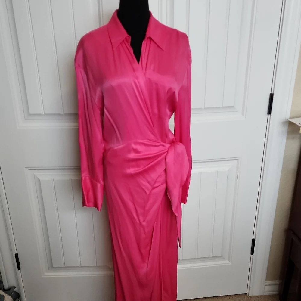 ganni midi dress Cotton Poplin V-Neck rtly-ship-to:brandworks Dress's Color:55#-Orange This Ganni dress features Lilly Pulitzer 